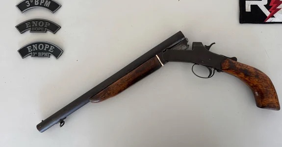 Homem é preso com espingarda calibre 12 escondida em residência na cidade de Craíbas