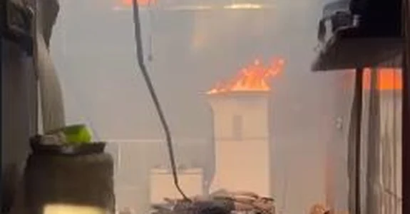 Mulher que teve casa incendiada pelo marido, em Arapiraca, tenta recuperar imóvel com rifa